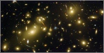 Matéria Escura Efeito de Lentes gravitacionais Massas altas, como aglomerados de galáxias, desviam a luz, e distorcem a imagem de objetos atrás da