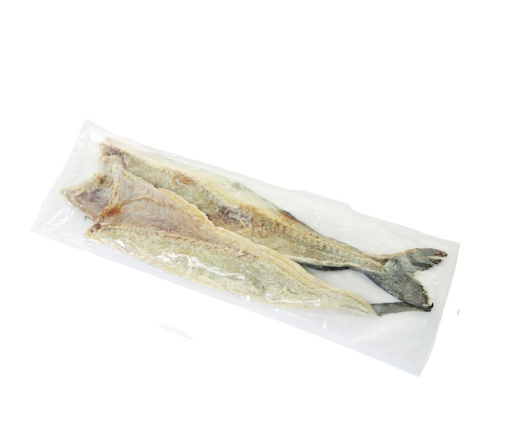 SAITHE TIPO BACALHAU PEIXE INTEIRO OU METADE DE UM PEIXE, EM PLÁSTICO Ingredientes: Peixe e sal. Descrição do produto: Peixe inteiro ou metade de um peixe embalado em plástico.