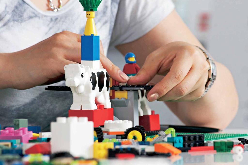 CERTIFICAÇÃO NA METODOLOGIA LEGO SERIOUS PLAY A consultoria Yellow Blue RH acredita na riqueza das ferramentas lúdicas para desenvolver pessoas, comportamentos, estratégias, produtos, identificar