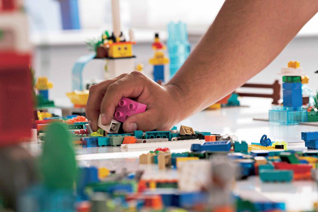 Formação em concepção e facilitação de Oficinas LEGO SERIOUS PLAY OBJETIVOS GERAIS 1.