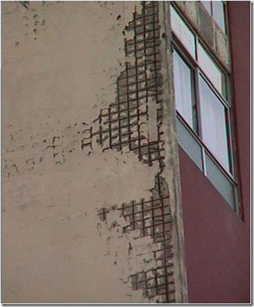 Má utilização de anticorrosivos nas barras da armadura, que são pinturas efetuadas nas barras para diminuir a possibilidade do ataque da corrosão, mas reduzem a aderência das barras ao concreto.