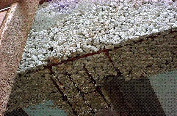 Do ponto de vista das falhas técnicas, e a título de melhorar uma pseudotrabalhabilidade do concreto, é comum adicionar-se água a ele além do especificado, elevando-se substancialmente o fator