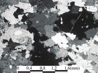 textura granoblástica constituída por quartzo, microclina, plagioclásio