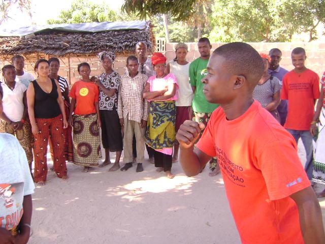 PAIS: (Moçambique todo do país) Nome do Jogo Matuwe-tuwe UN POCO DE HISTORIA (A matuwe-tuwe é um jogo basicamente de adolescentes meninas que não temos registos da sua chegada ao país nem quando