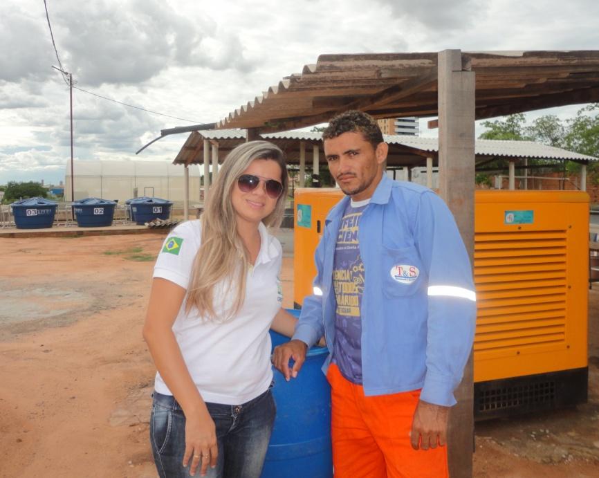 Figura 1. A bióloga Cristiane Lima conversa com um funcionário terceirizado no setor de aquicultura. 2.