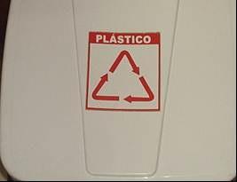 A implantação da coleta seletiva de lixo, a instalação de lixeiras para papel e plástico, campanha para deixar de usar copo descartável, a reutilização de papel através da confecção de blocos de