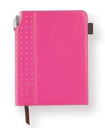 Journal Com capa em couro sintético e tecido texturizado, disponível em diversas cores. Cada caderno possui um porta caneta engenhosamente integrado.