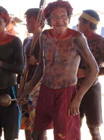 Dossiê Análise do Discurso na Amazônia 62 Para o povo Aikewára, a pintura corporal, também chamada de grafismo, assume papéis significativos em sua cultura.