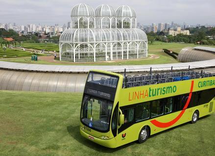 1. Tendências e perspectivas macroeconômicas Curitiba - Turismo Linha Turismo A cidade de Curitiba conta com uma linha especial com ônibus double decker que