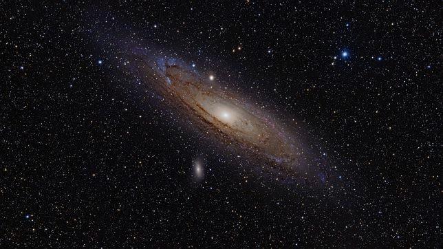 Grande Nuvens de Magalhães (satélites da ViaLáctea), e Andrômeda, catalogada como M31 (no Catálogo de Messier) Sabemos hoje que esta impressão de que estes astros parecem estar