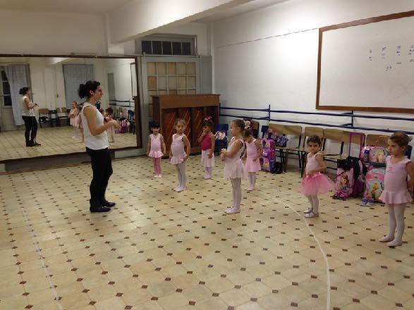 Metodologia Balé da Vila O primeiro momento da criança na dança acontece de forma natural: as crianças adoram se movimentar.