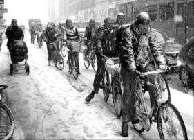 10ª Questão: COPENHAGEN - DENMARK No matter the weather and no matter where they are going Copenhageners go by bike. It is no wonder Copenhagen, the capital of Denmark, is The Bike City.