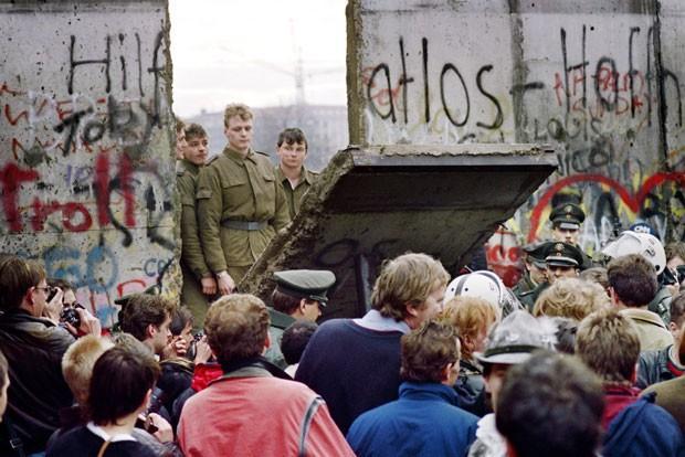 O fim da GUERRA FRIA Queda do muro de Berlim- 1984 Reunificação da Alemaha