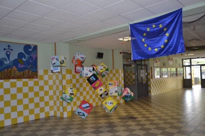 visita à escola, nesse primeiro dia, a Coordenadora do projeto Erasmus+ e a Representante de Geografia decidiram realizar uma exposição
