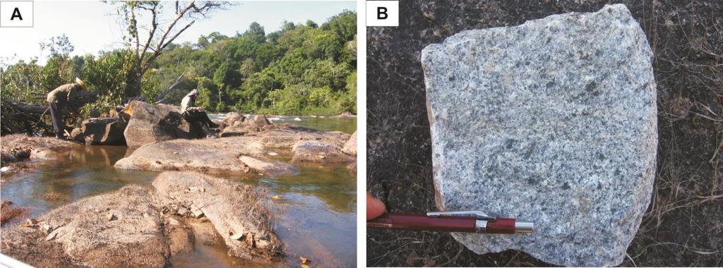 Caracterização Mesoscópica e Microscópica das Rochas Estudadas 44 Figura 13 - Fácies anfibólio-biotita granodiorito. (A) Lajeiro no leito do rio Caxipacoré. (B) aspecto textural da amostra SS-R-09. 6.