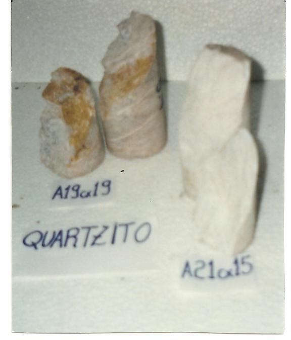 69 Figura 5.5.1 - Foto de duas amostras submetidas a ensaio de compressão uniaxial. Quartzito, furo de sonda 02 (1982). Figura 5.5.2 - Perfis da superfície de ruptura de amostras submetidas a ensaio de compressão uniaxial.