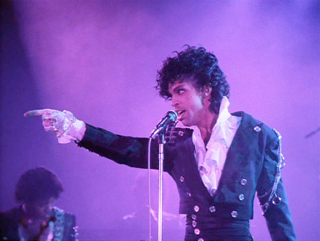 #1 Neste domingo o Cinema no Mirante homenageia o cantor, compositor e multiinstrumentista norte-americano Prince com o clássico Purple Rain, filme musical de 1984.