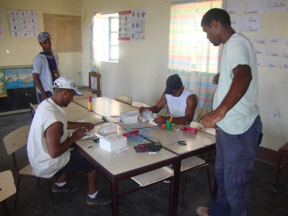 Instalação e montagem Capacitação e formação de jovens locais - Formação teórico-prática de