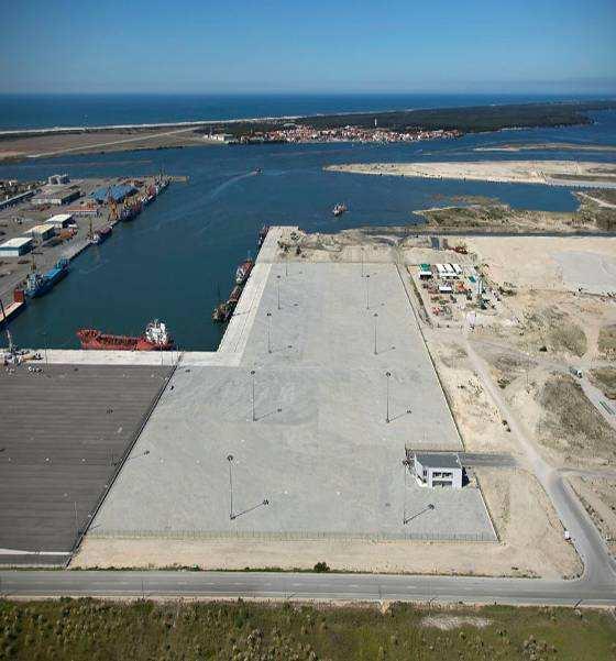 Sector Norte Terminal Multiusos 1150 metros de Cais 10 Postos de Acostagem Fundos -12 m (CD) 8 Armazéns 36 ha de Terraplenos Ligação Ferroviária no Terminal Sector Norte Terminal