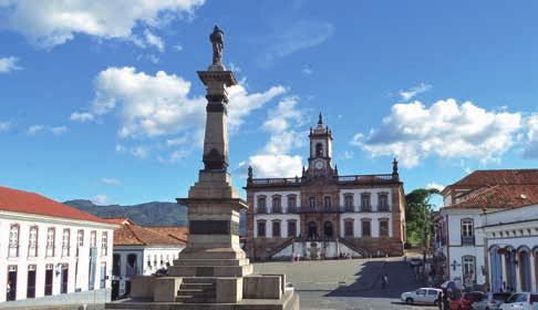 Praça Tiradentes Praça Tiradentes - Centro. O centro de Ouro Preto exibe a estátua em homenagem ao mártir da Inconfidência Mineira - Tiradentes.