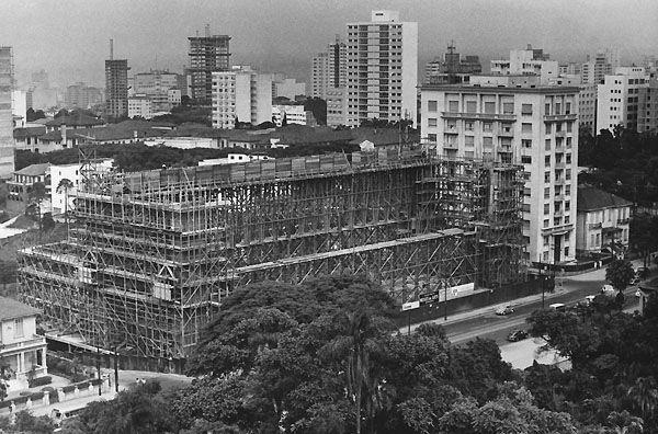 CARACTERÍSTICAS ESTRUTURAIS Engenheiro : José Carlos Figueiredo Ferraz Estrutura : Concreto Armado Lage Nervurada Vão entre pilares: 74 metros Duas