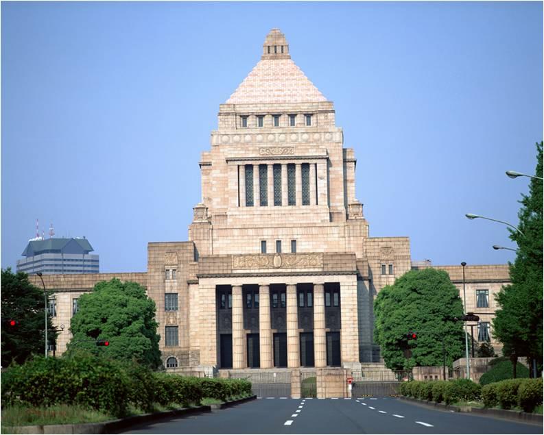 Estrutura Governamental Mudando com o Tempo Edifício da Dieta Concluído em 1936, o Edifício da Dieta foi construído com granito japonês e cobre uma área de 12.