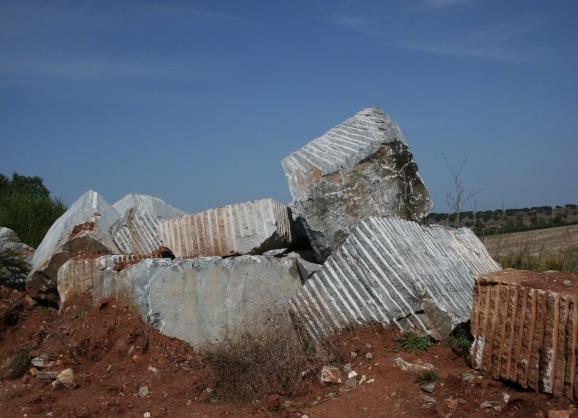 Processos de preparação da Cal Antigamente: A maioria dos fornos que se encontram em Portugal, em particular no Alentejo e Algarve, eram fornos