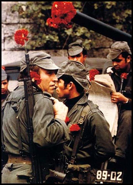 ÁFRICA PORTUGUESA 1974: Revolução dos Cravos (POR) movimento militar que derrubou a