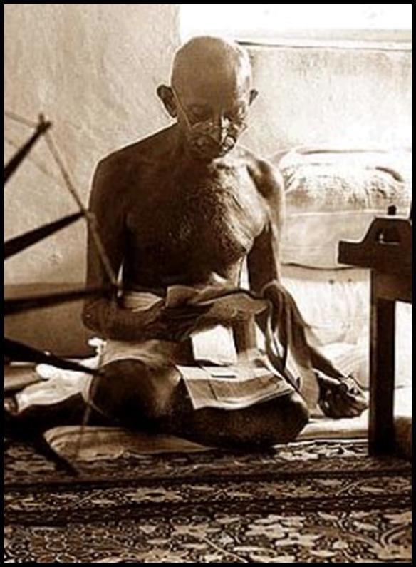 ÍNDIA Ex-colônia inglesa. Década de 20: Mahatma GANDHI lidera mobilizações populares Desobediência civil não-violência e resistência passiva. 1947 Inglaterra concede independência.