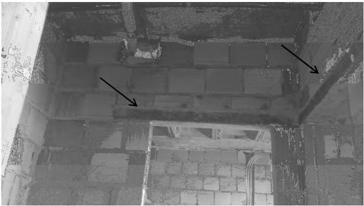 FIG. 2.4: Vergas em obra A figura 2.4 mostra vergas sobre vãos de porta em uma obra onde estas foram préfabricadas no canteiro e aplicadas onde necessárias.