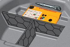 Informações práticas Kit de desempanagem provisória de pneus Este kit é composto por um compressor e por um cartucho de produto de colmatagem, que permite uma reparação temporári