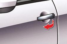 Com o destrancamento selectivo activado, ao premir uma vez o botão de destrancamento do telecomando, apenas é possível abrir a porta do condutor.