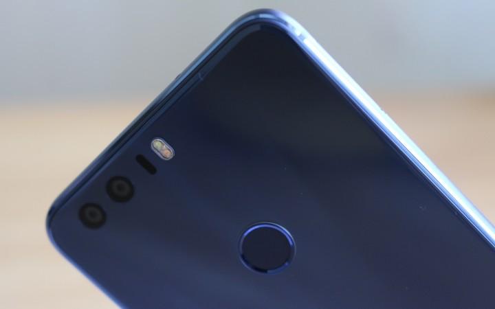 Sensor de impressões digitais com botão físico clicável Uma das grandes vantagens dos smartphones Honor e Huawei é a utilidade que estas duas marcas chinesas dão ao sensor de impressões digitais.