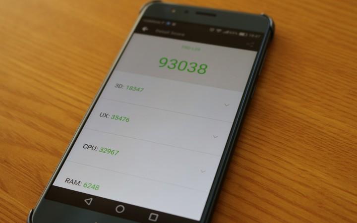 No Geekbench, este smartphone perfaz 1689 pontos em single-core e 5130 pontos