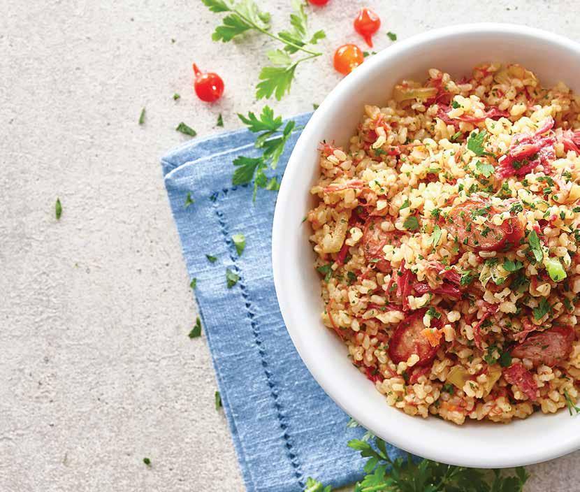 Arroz Carreteiro Tempo de preparo: 25 minutos Rendimento: 2 porções Ingredientes: - 1 xícara de arroz - 3 xícaras de água - 1 colher (sopa) de cebola picada - 1 colher (sopa) de cheiro-verde picado -