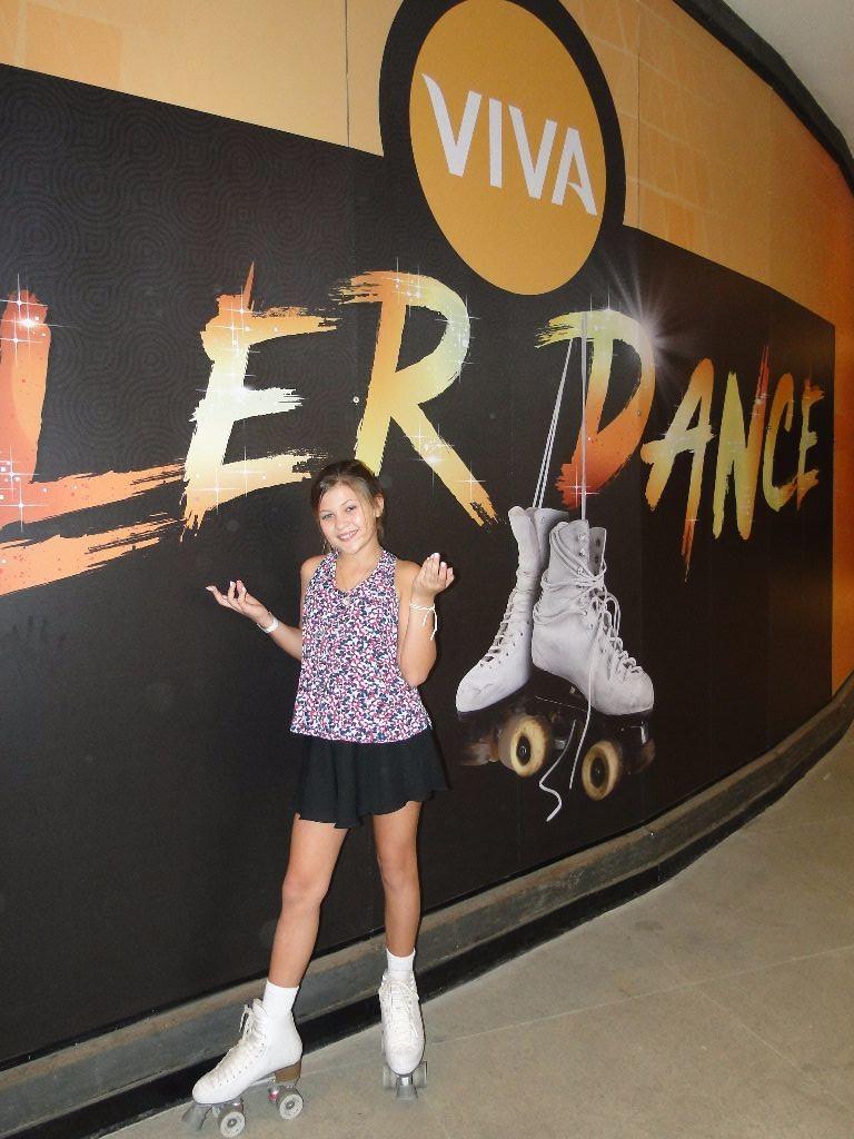 Nikki Meneguel patina no Viva Roller Dance com a família Podemos afirmar que a atriz e modelo Nikki Meneguel é uma menina cheia de talentos e patinação é mais de uma
