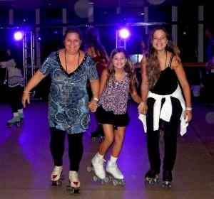 Nesta sexta (27/06), Nikki esteve com sua mãe Michelle, sua irmã Paloma e a amiga Lisa Marques no VIVA Roller Dance, uma pista de patinação localizada no Shopping