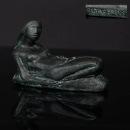 278 :: GUSTAVO BASTOS - FIGURA FEMININA DEITADA Escultura em bronze patinado, assinada.