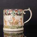 456 :: CANECA LUSTRINA Em cerâmica vidrada, decoração relevada e policromada representando Puttis a brincar com bode, parras e uvas.