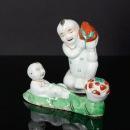 Base de licitação: 90 473 :: DIVINDADE Escultura em porcelana da China, decoração policroma, representando divindade com os seus atributos,