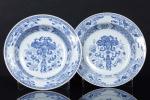 492 :: PAR DE PRATOS FUNDOS Em porcelana da China Companhia das Índias, Séc. XVIII, decoração azul e branca com vaso e elementos florais. Pequenas esbeiçadelas e um com pequeno cabelo. Dim: 22 cm.