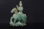 Base de licitação: 80 525 :: GUANYIN COM RAMO DE FLORES Escultura em jade, base em madeira. China.