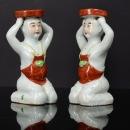 533 :: BELDADE COM LEQUE Escultura em porcelana da China, decoração policroma. Marcada. Dim: 18 cm.