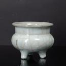 538 :: TAÇA DE TRÊS PÉS Em porcelana da China, decoração monocroma craquelé.