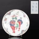 540 :: PRATO Em porcelana da China, decoração policroma com figura montada em