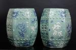 Base de licitação: 150 554 :: PAR DE BANCOS DE JARDIM J Em porcelana da China, decoração relevada e policromada com motivos florais e vegetalistas.
