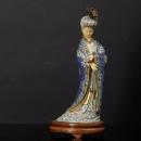 569 :: PAR DE JARRAS Em porcelana da China, decoração policroma ao gosto da familia verde, com dignatários e figuras a cavalo. Marcada. Dim: 46 cm.