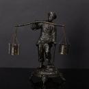 583 :: FIGURA DE VENDILHÃO ORIENTAL Escultura em bronze patinado. Sinais de uso. Dim: 28,5 cm.