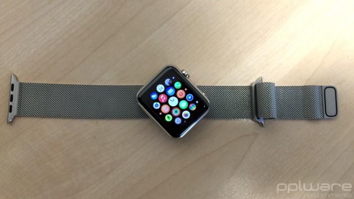 Neste caso, o Apple Watch tem uma bracelete metálica e o modelo é o de 42mm, com fecho magnético.