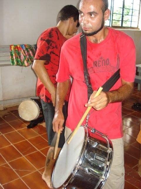 percussão do maracatu com a comunidade local